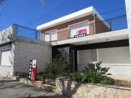 CASA DE DOS PLANTAS, EN CALLE MANGARELLI