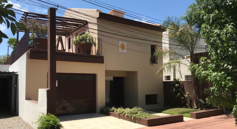 HERMOSA CASA EN CALLE  RIO NEGRO, 3 DORMITORIOS